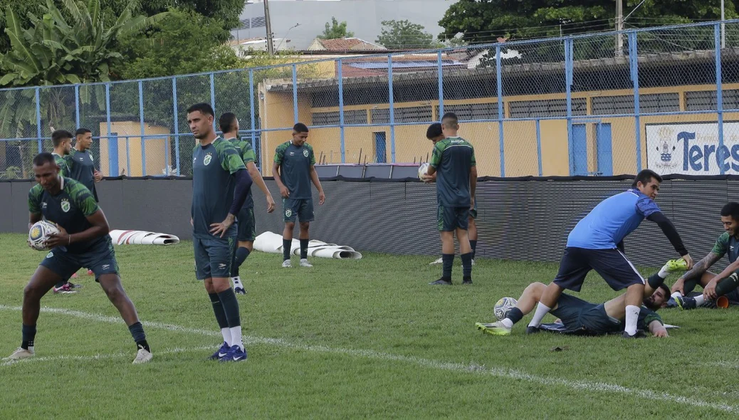 Alongamento para treino de jogo pela Copa do Brasil