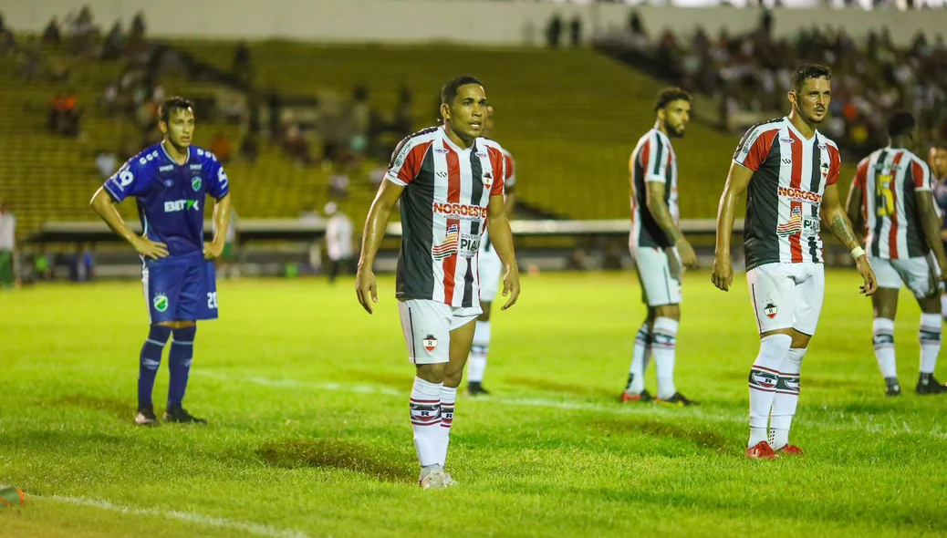 Altos e River duelaram no estádio Albertão