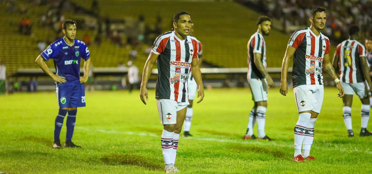 Altos e River duelaram no estádio Albertão