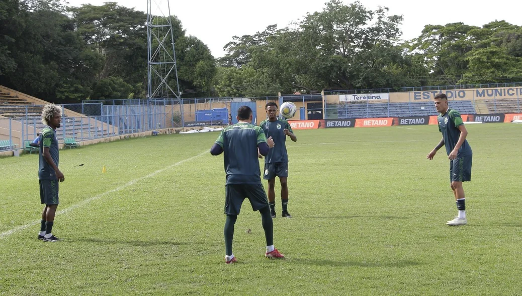 Altos treina no Lindolfo Monteiro para jogo contra o Sport