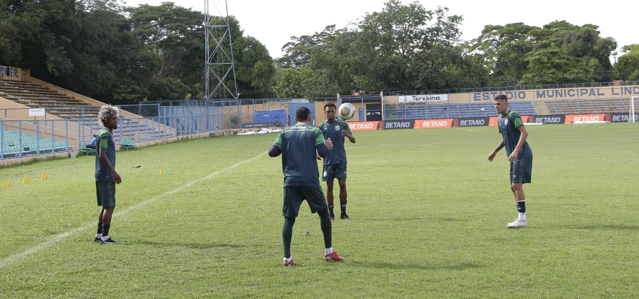 Altos treina no Lindolfo Monteiro para jogo contra o Sport