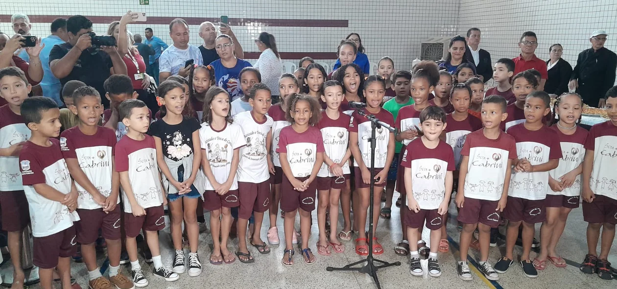 Alunos do projeto fizeram um coral para o ministro aniversariante
