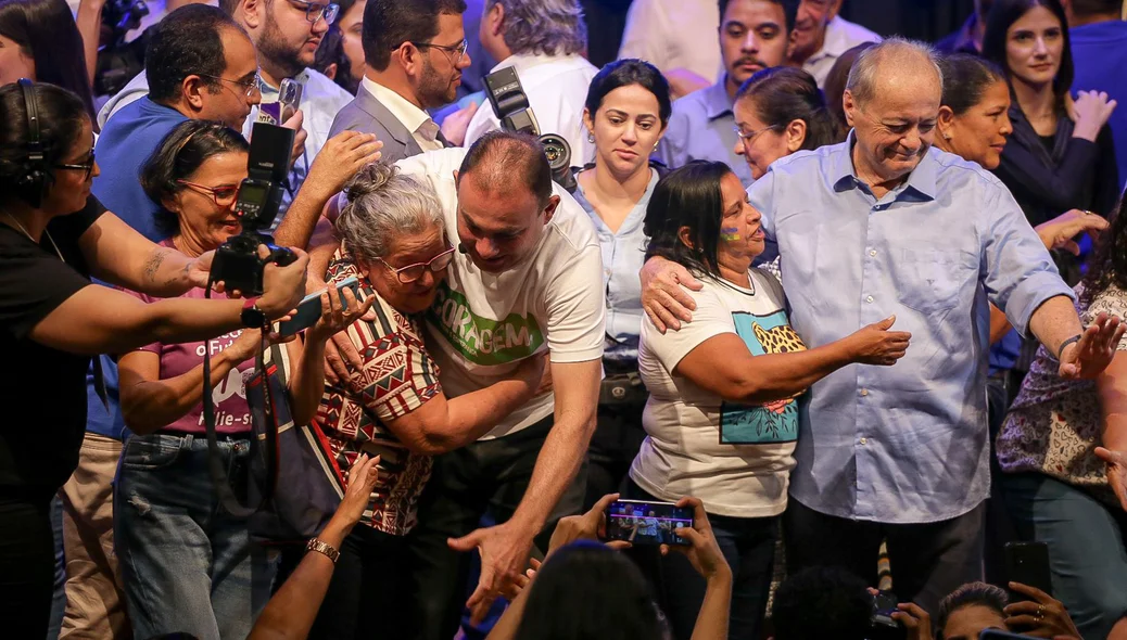 Apoiadores dos pré-candidatos subiram no palco após o fim dos discursos
