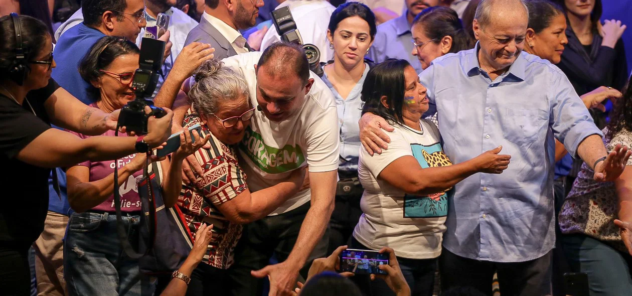 Apoiadores dos pré-candidatos subiram no palco após o fim dos discursos