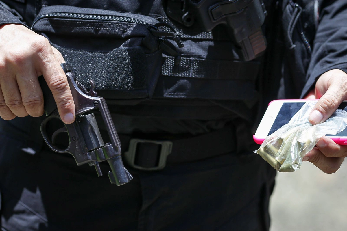 Arma, munições e drogas apreendidas