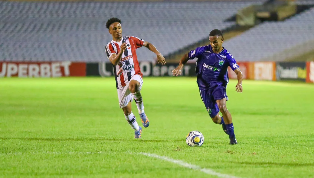 Arthuzinho buscando ataque para o Altos contra o River