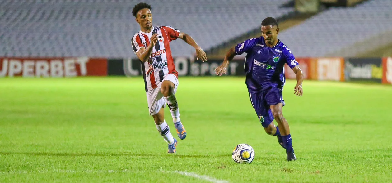 Arthuzinho buscando ataque para o Altos contra o River