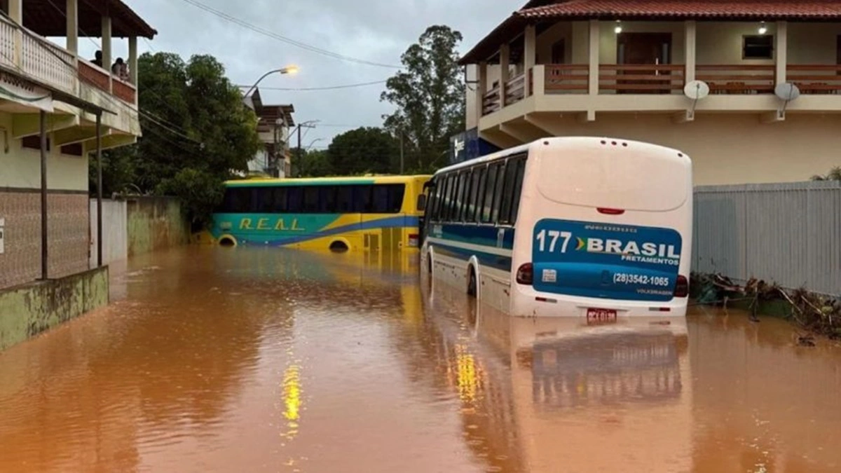 As chuvas torrenciais no Espírito Santo deixaram mais de 11 mil pessoas desalojadas até a manhã deste domingo (31)