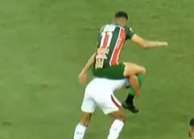 Atacante "cavalgou" em adversário