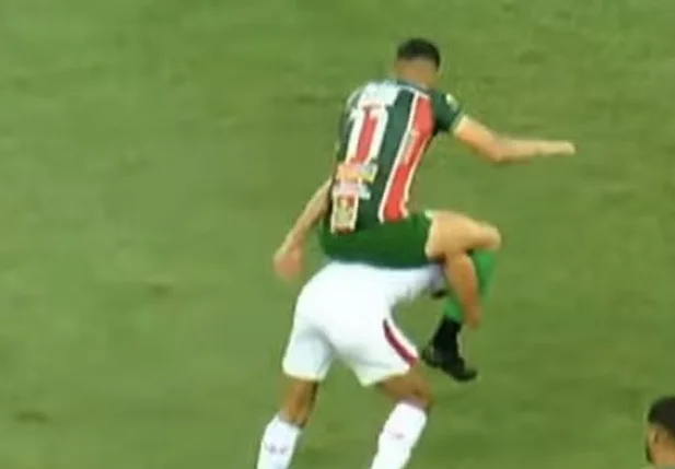 Atacante "cavalgou" em adversário