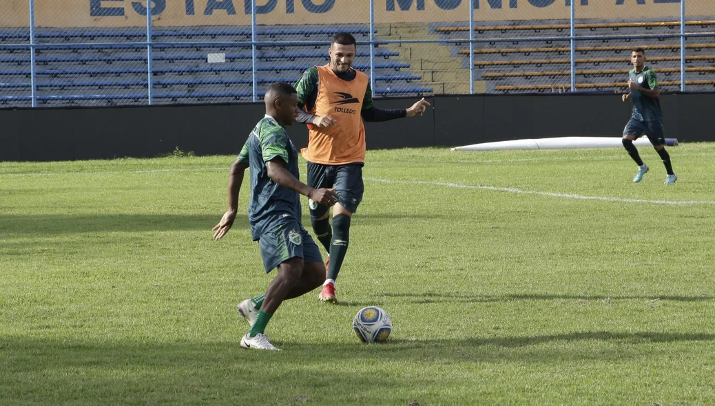 Athirson busca o ataque em rachão do Altos