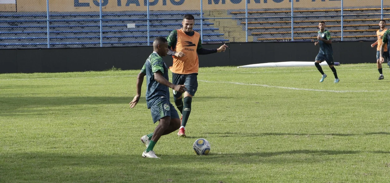 Athirson busca o ataque em rachão do Altos