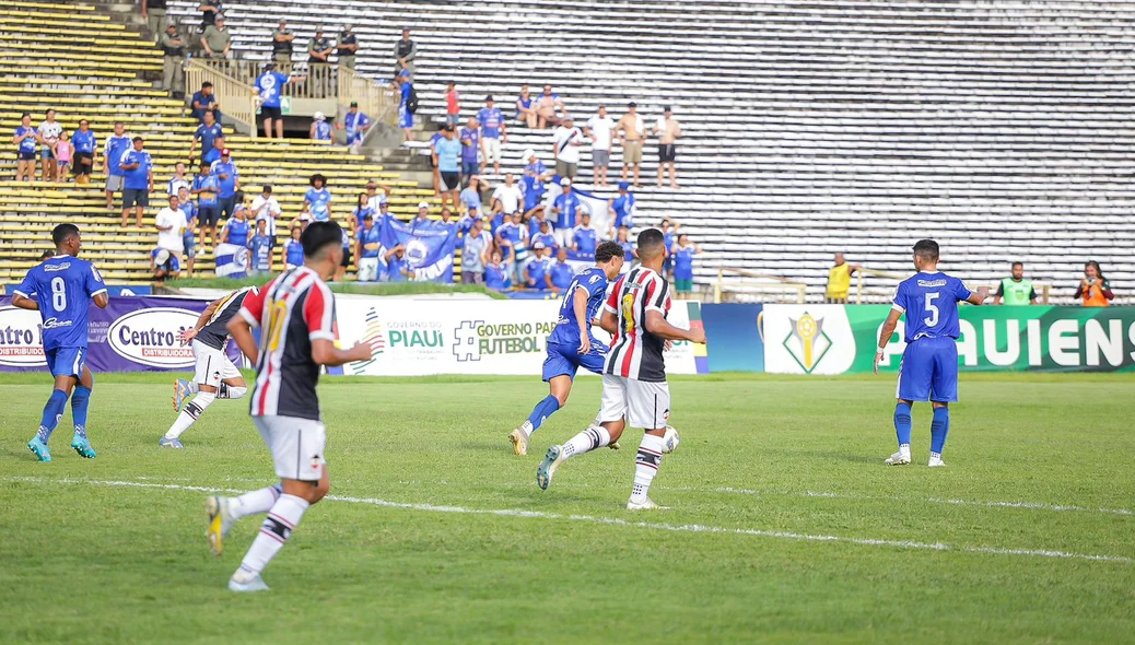 Atletas correm em campo