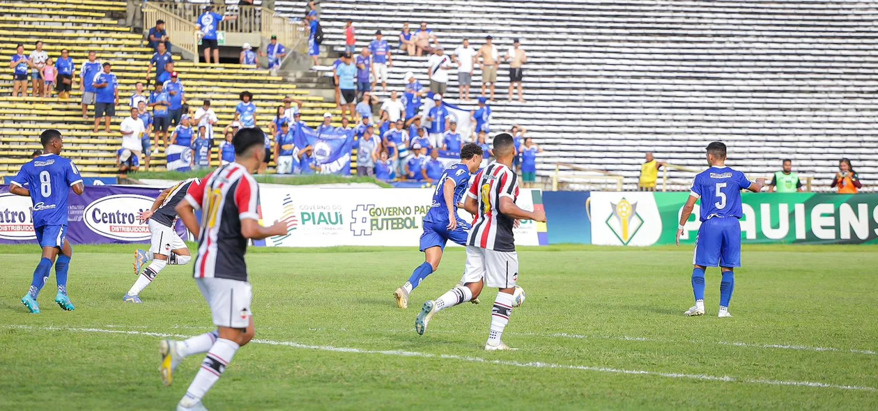 Atletas correm em campo