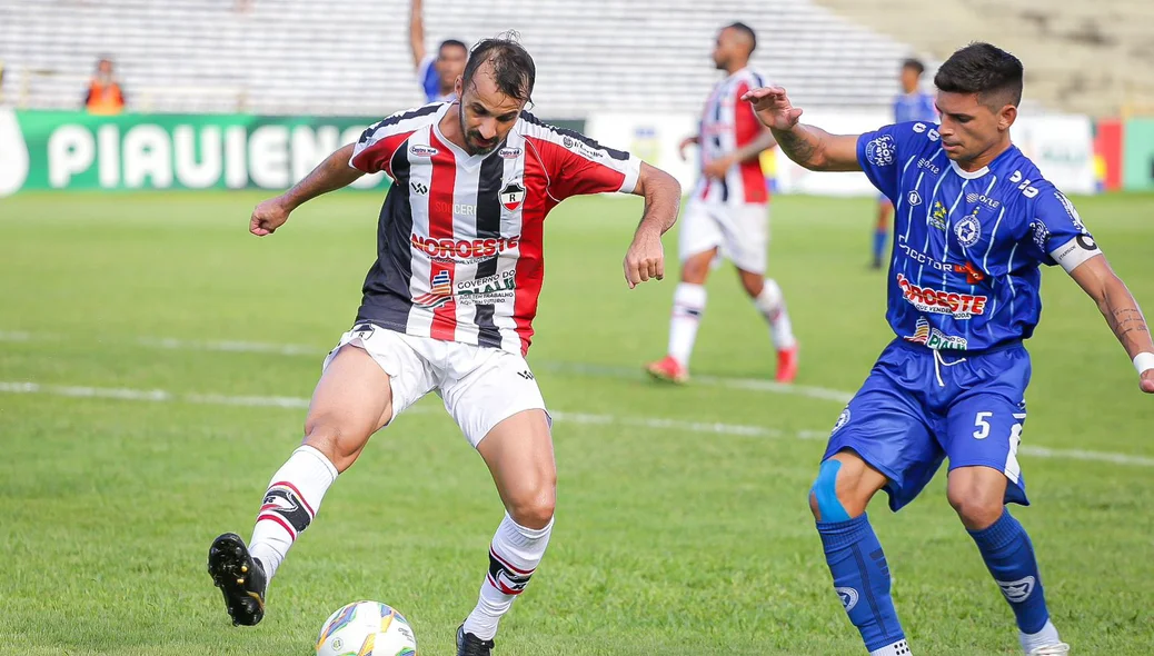 Atletas disputam a bola