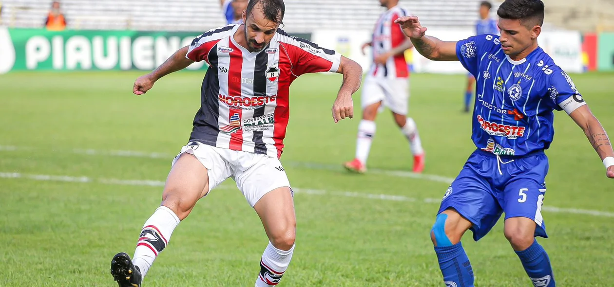 Atletas disputam a bola