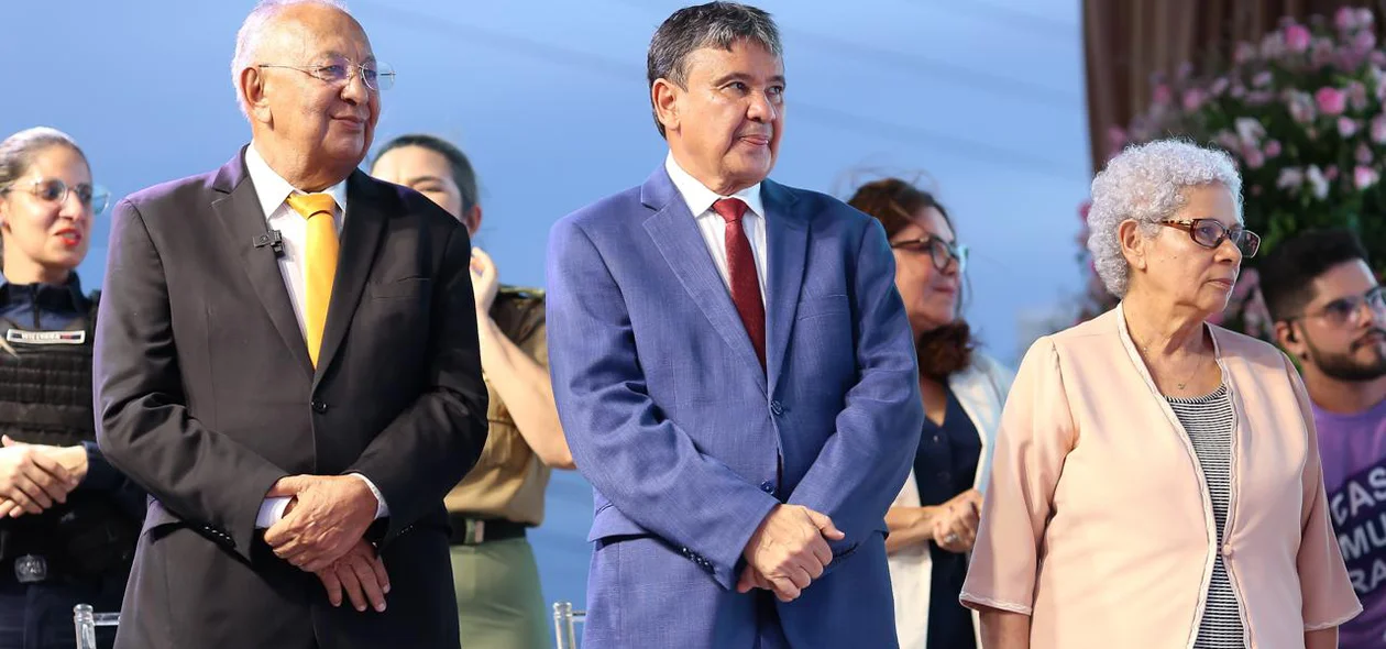 Autoridades na inauguração da Casa da Mulher Brasileira de Teresina