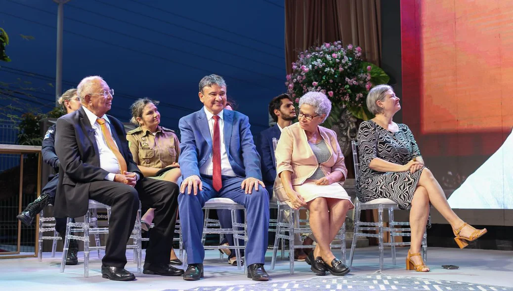 Autoridades presentes na cerimônia