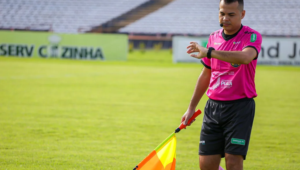 Bandeirinha verifica minutagem de jogo