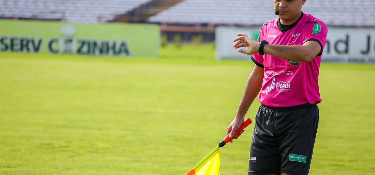 Bandeirinha verifica minutagem de jogo