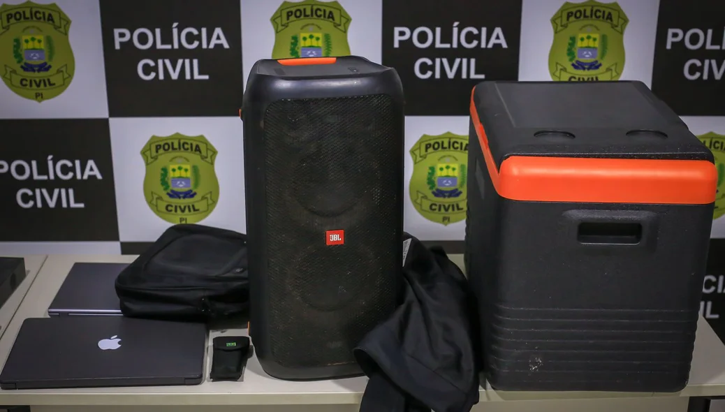 Caixa térmica e aparelhos de som apreendidos