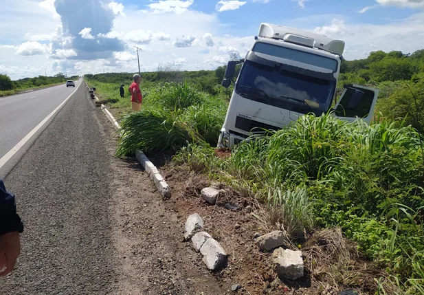 Caminhão passou pelo acostamento e caiu em matagal às margens da BR 316