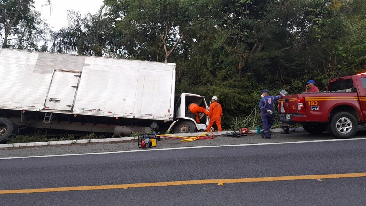 Caminhoneiro fica gravemente ferido após acidente na BR 343 em Piripiri