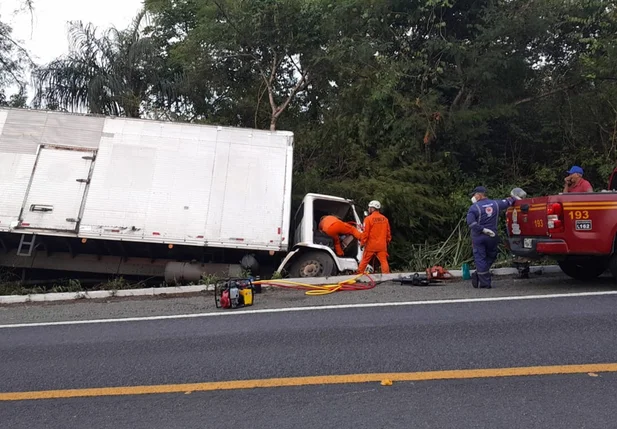 Caminhoneiro fica gravemente ferido após acidente na BR 343 em Piripiri