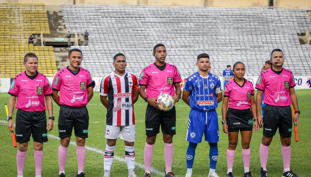Capitães do River e Parnahyba junto a equipe de arbitragem