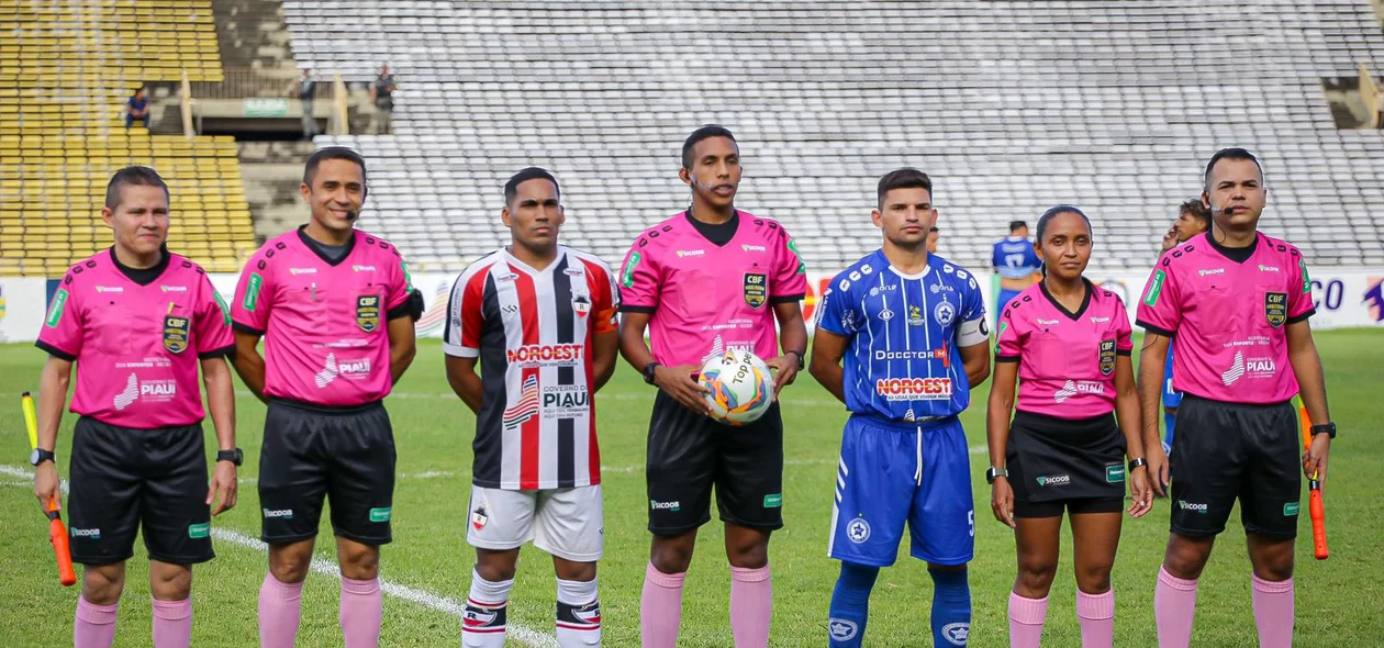 Capitães do River e Parnahyba junto a equipe de arbitragem