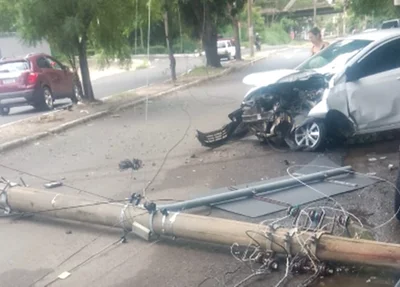 Carro HB20 colidiu contra um poste, que caiu em cima de dois veículos na Avenida Maranhão