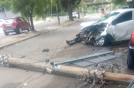 Carro HB20 colidiu contra um poste, que caiu em cima de dois veículos na Avenida Maranhão