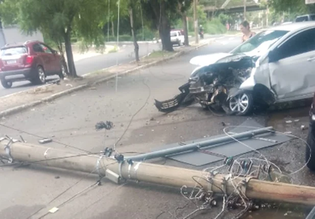 Carro HB20 colidiu contra um poste, que caiu em cima de dois veículos na Avenida Maranhão