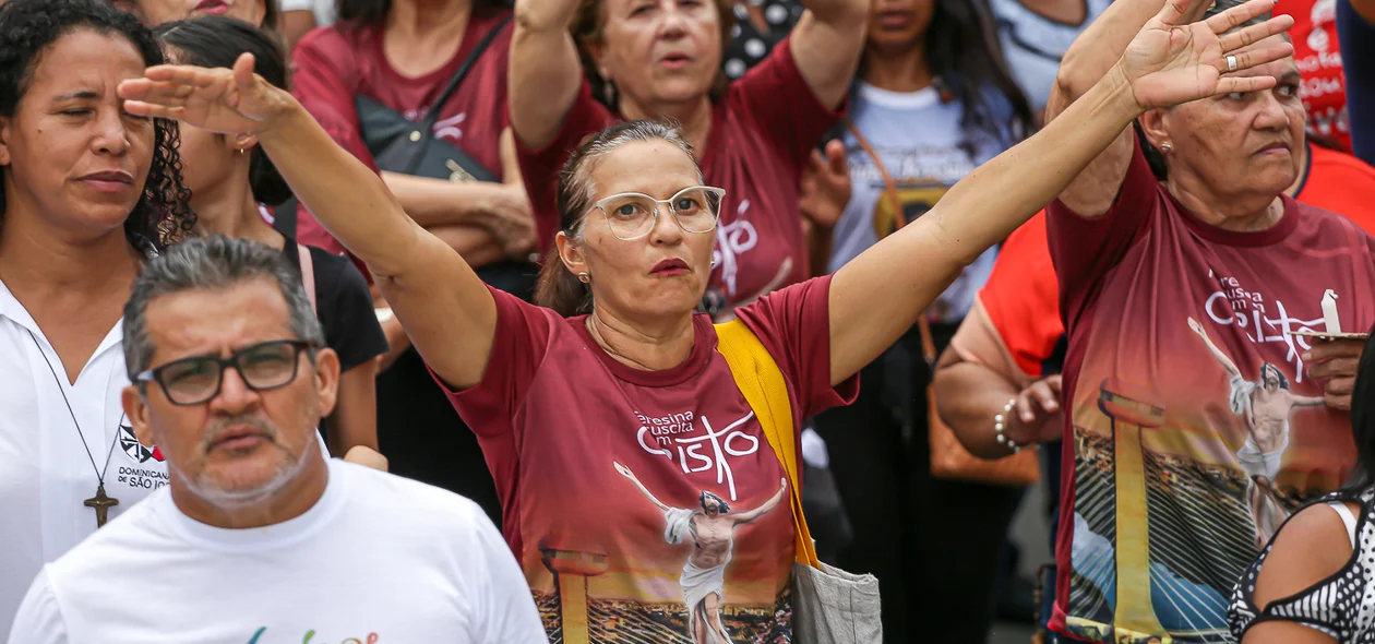 Centenas de cristãos celebraram o domingo de Páscoa