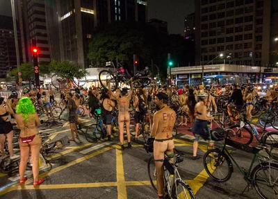 Ciclistas faze protesto contra violência no trânsito em São Paulo