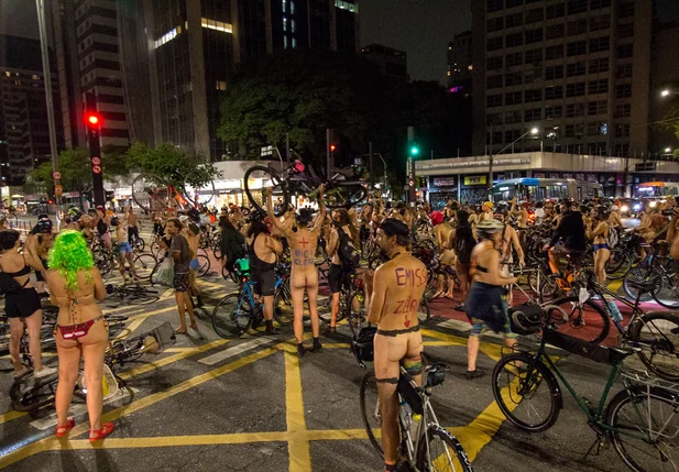Ciclistas faze protesto contra violência no trânsito em São Paulo
