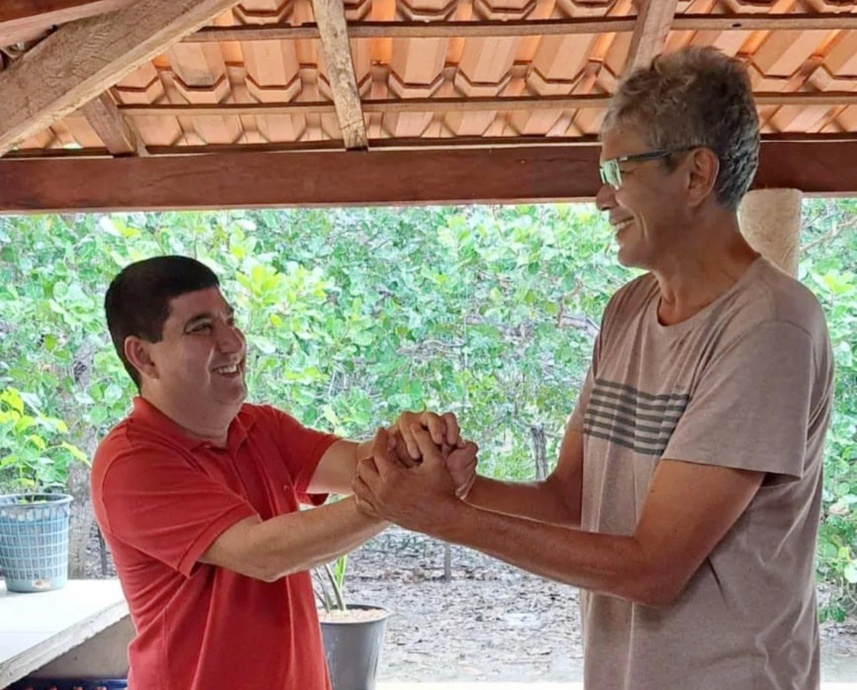 Clemilton Queiroz recebendo apoio do vereador Rogério Macedo