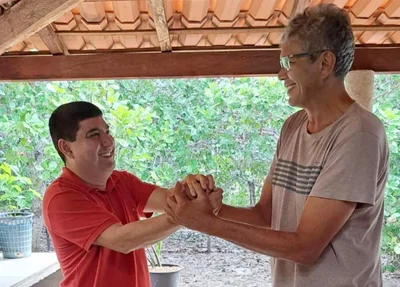 Clemilton Queiroz recebendo apoio do vereador Rogério Macedo