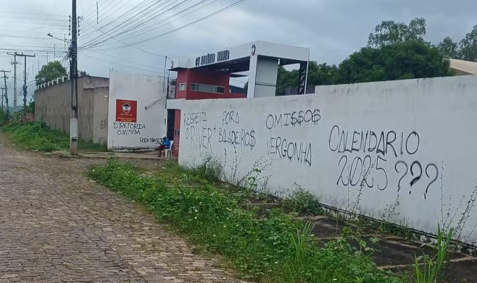 CT do River amanhece com o muro pinchado com frases de protesto