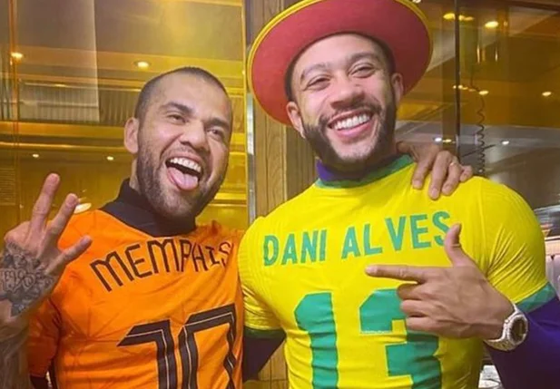 Daniel Alves e Memphis Depay