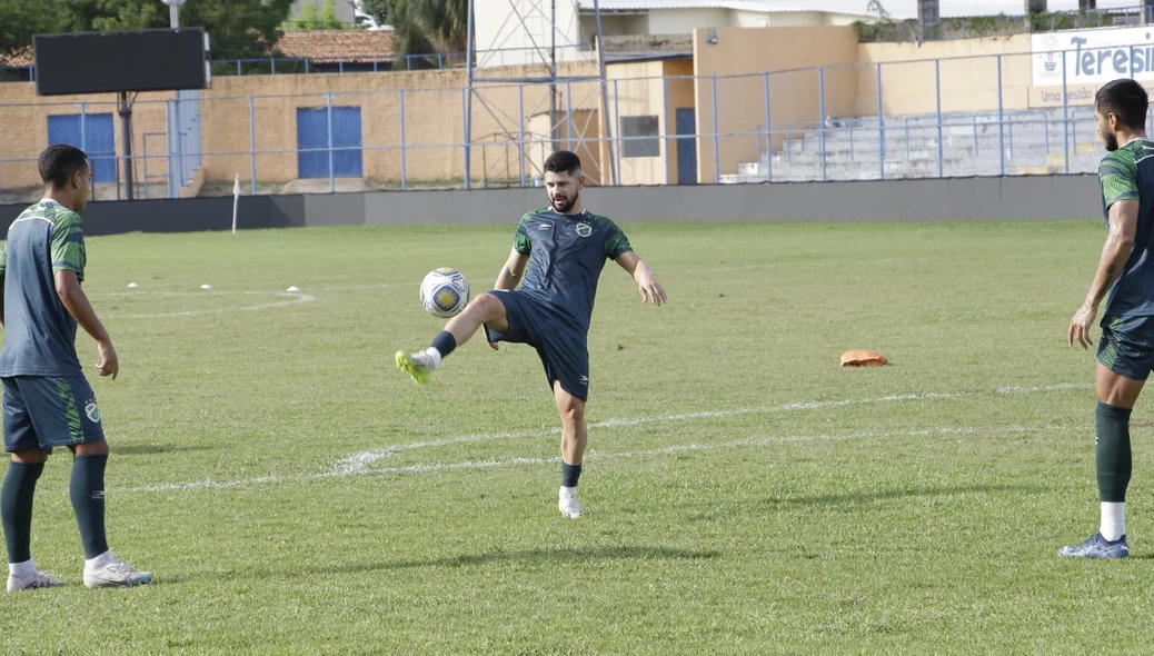 Dhonata, Valber Júnior e Matheus Lima em preparação para jogo do Altos