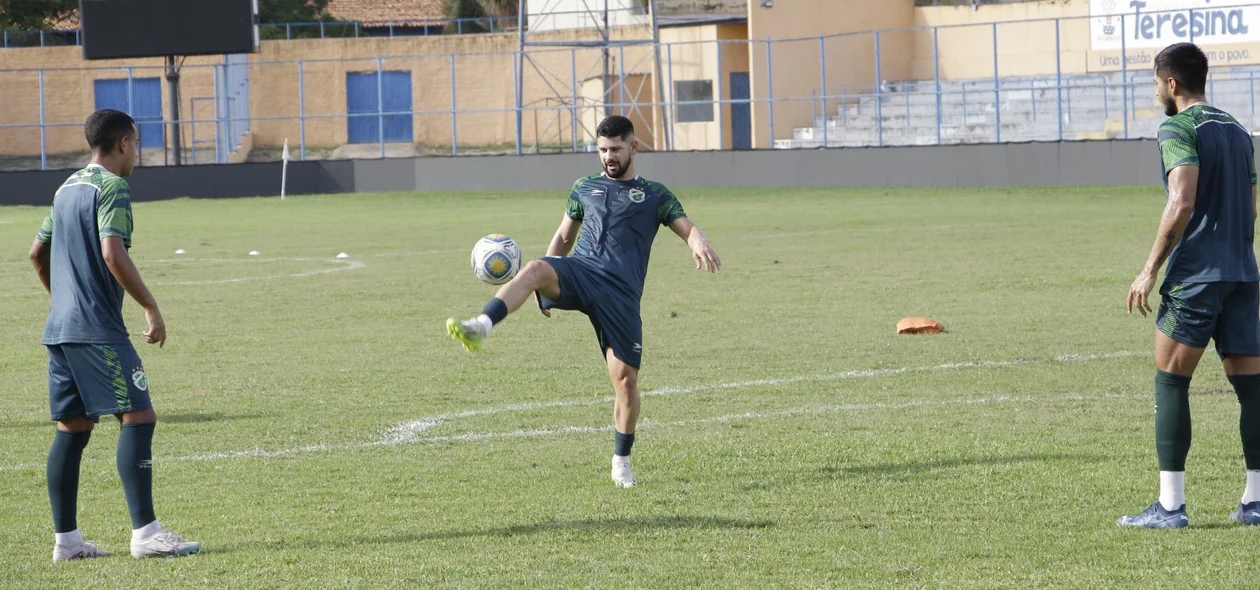 Dhonata, Valber Júnior e Matheus Lima em preparação para jogo do Altos