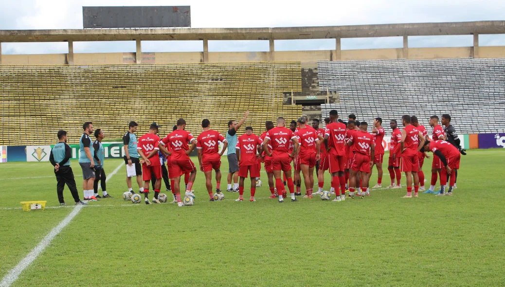 Dico Woolley conversando com os jogadores do River antes do jogo contra o Parnahyba