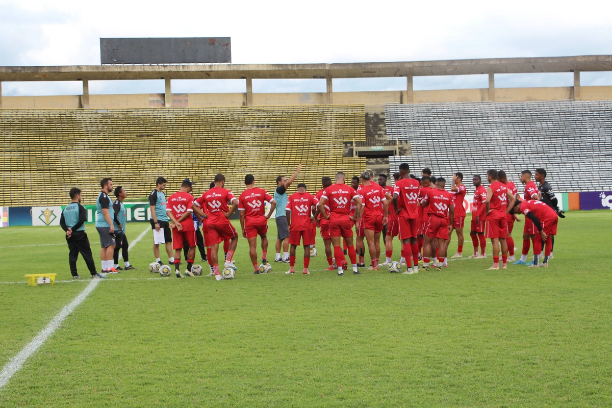 Dico Woolley conversando com os jogadores do River antes do jogo contra o Parnahyba