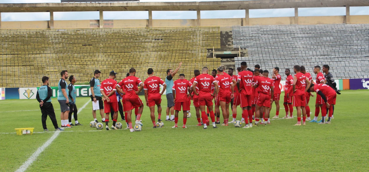 Dico Woolley conversando com os jogadores do River antes do jogo contra o Parnahyba