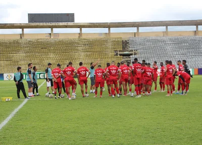 Dico Woolley conversando com os jogadores do River antes do jogo contra o Parnahyba