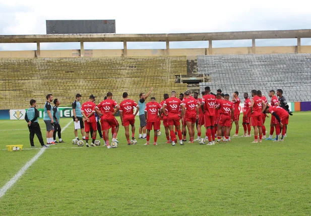 Dico Woolley conversando com os jogadores do River antes do jogo contra o Parnahyba