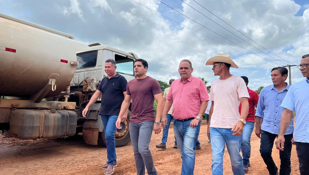 Diretor do DER-PI Leonardo Sobral em visita a obras