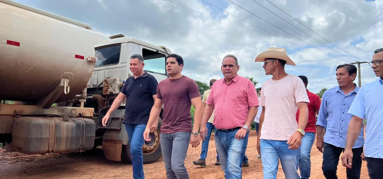 Diretor do DER-PI Leonardo Sobral em visita a obras