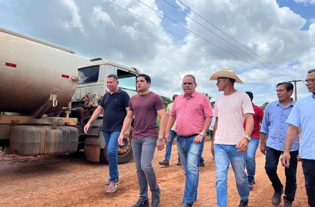 Diretor do DER-PI Leonardo Sobral em visita a obras